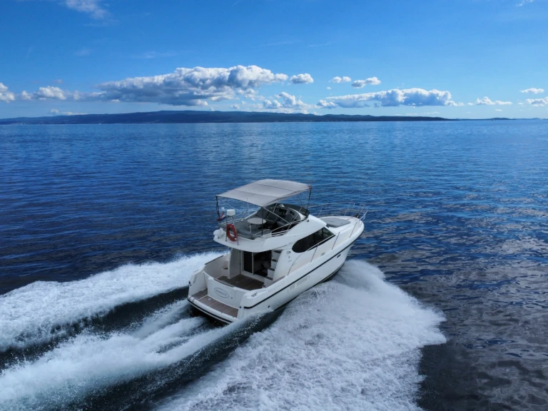 Motorboat hire in Split Ferry Port - Jeanneau Prestige 32 Fly