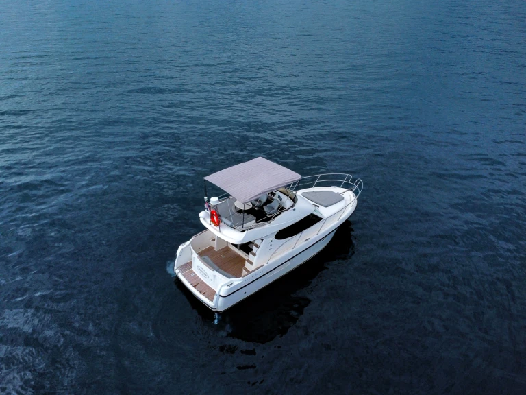 Charter a Jeanneau Prestige 32 Fly in Split Ferry Port on Samboat