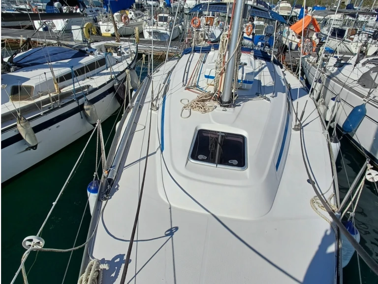 Charter a Bavaria Bavaria 37 in Genova on Samboat
