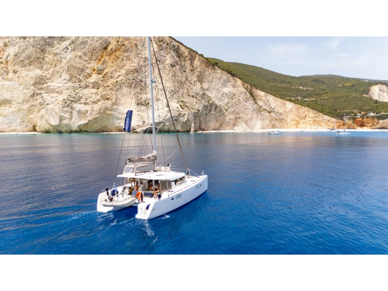 Hire Catamaran Lagoon with a boat licence