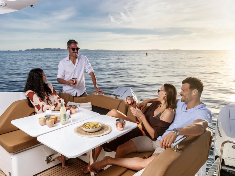 Yacht charter Grand Piquey - Jeanneau TH 33 on SamBoat
