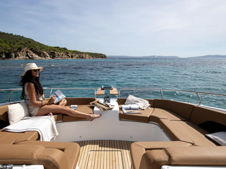 Hire a Jeanneau TH 33 Grand Piquey