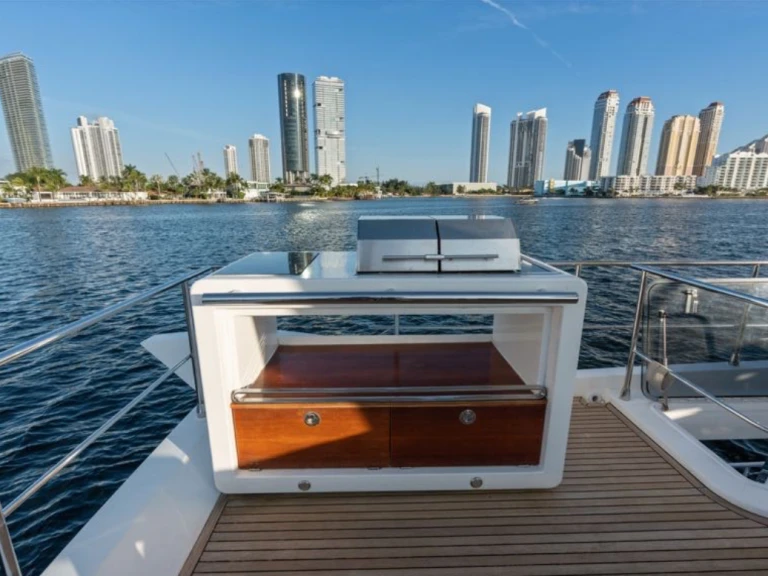 Hire Luxury Yacht Azimut with a boat licence