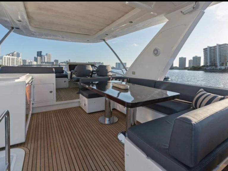 Luxury Yacht to hire Coconut Grove at the best price
