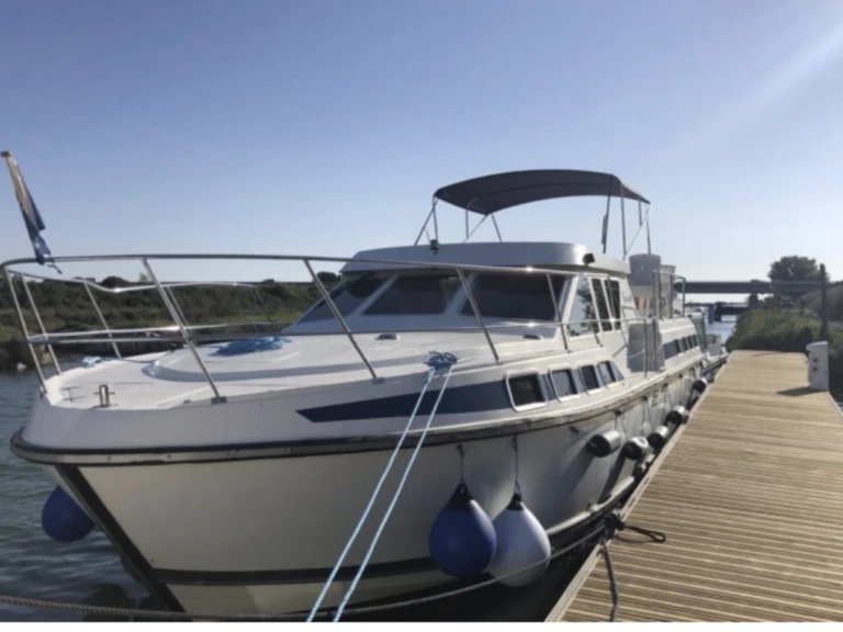 Hire Motorboat Tarpon with a boat licence