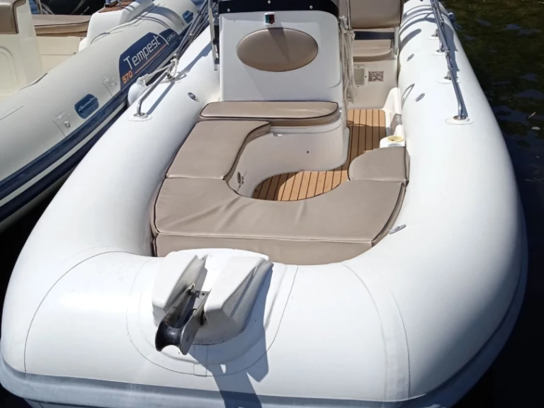 Hire RIB Zodiac with a boat licence