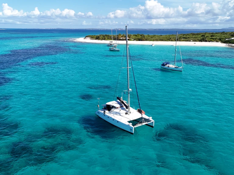 Hire Catamaran Fountaine Pajot with a boat licence