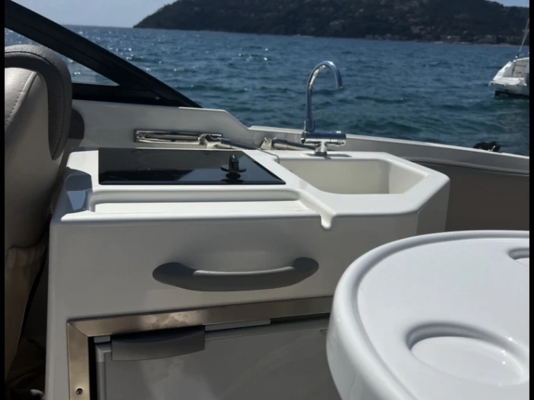 Motorboat hire in Mandelieu-la-Napoule - Bayliner VR6