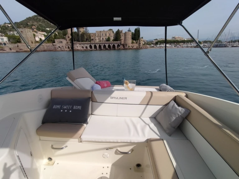 Charter a Bayliner Bayliner 742 Cuddy in Mandelieu-la-Napoule on Samboat
