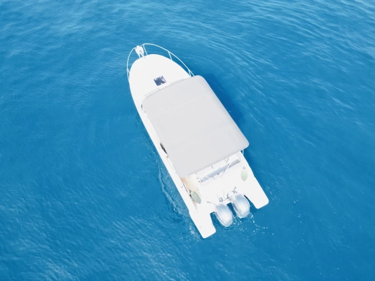 Hire Motorboat Jeanneau with a boat licence