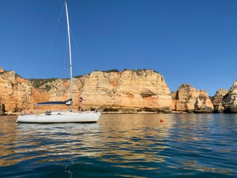 Hire a Bénéteau first class 8 Ferragudo