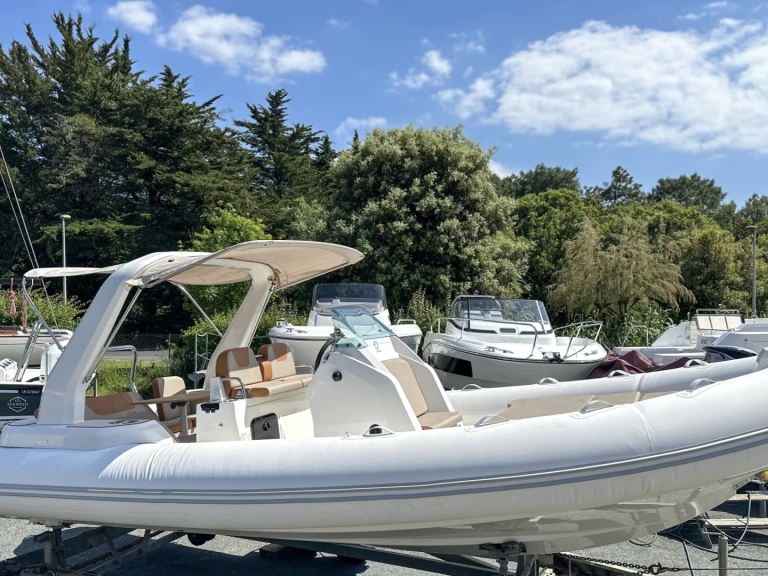 Hire Motorboat Zodiac with a boat licence