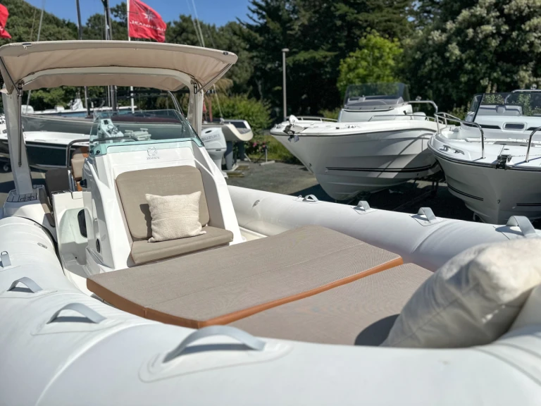 Motorboat to hire La Flotte at the best price