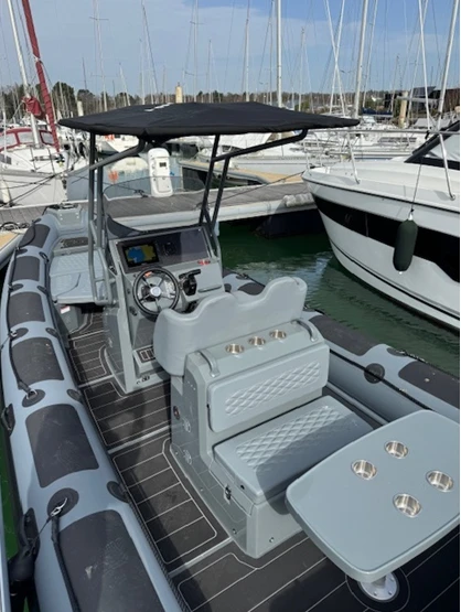 Hire RIB Highfield with a boat licence