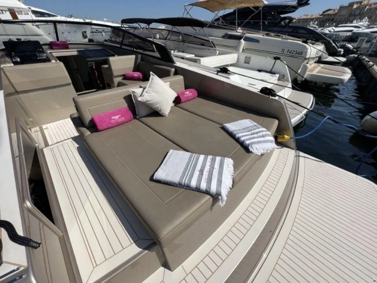 VanDutch VANDUTCH 32 charter bareboat or skippered in  Saint-Tropez