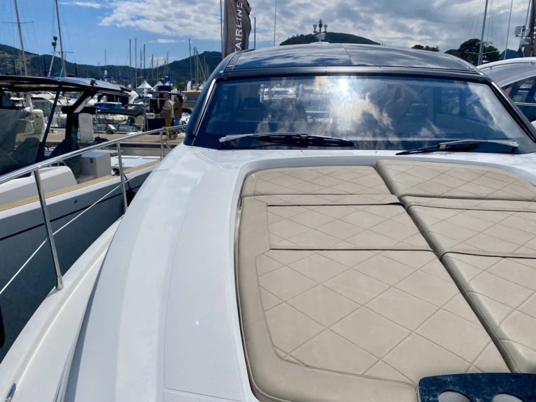 Charter a Fairline Fairline 50 in Port Grimaud on Samboat