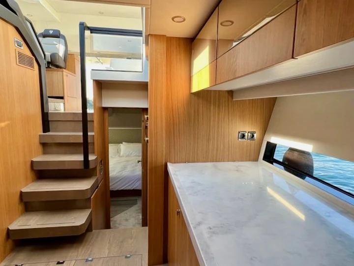 Hire Luxury Yacht Fairline with a boat licence
