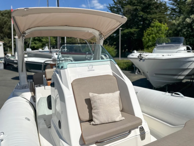 Yacht charter La Flotte - Zodiac Medline 7.5 on SamBoat