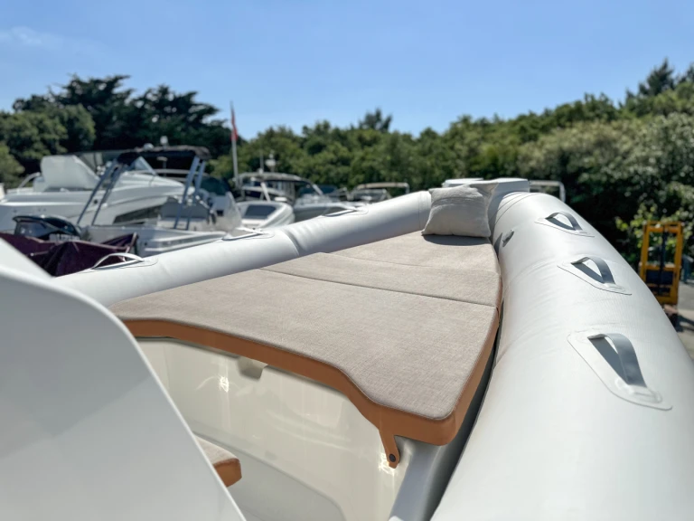 Hire a Zodiac Medline 7.5 La Flotte