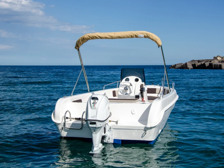 Hire Motorboat cosiver with a boat licence