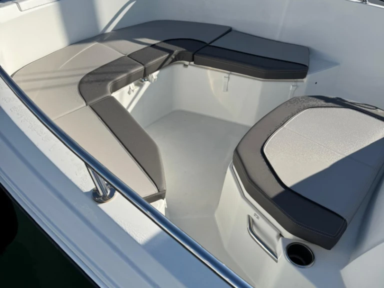 Hire Motorboat Jeanneau with a boat licence