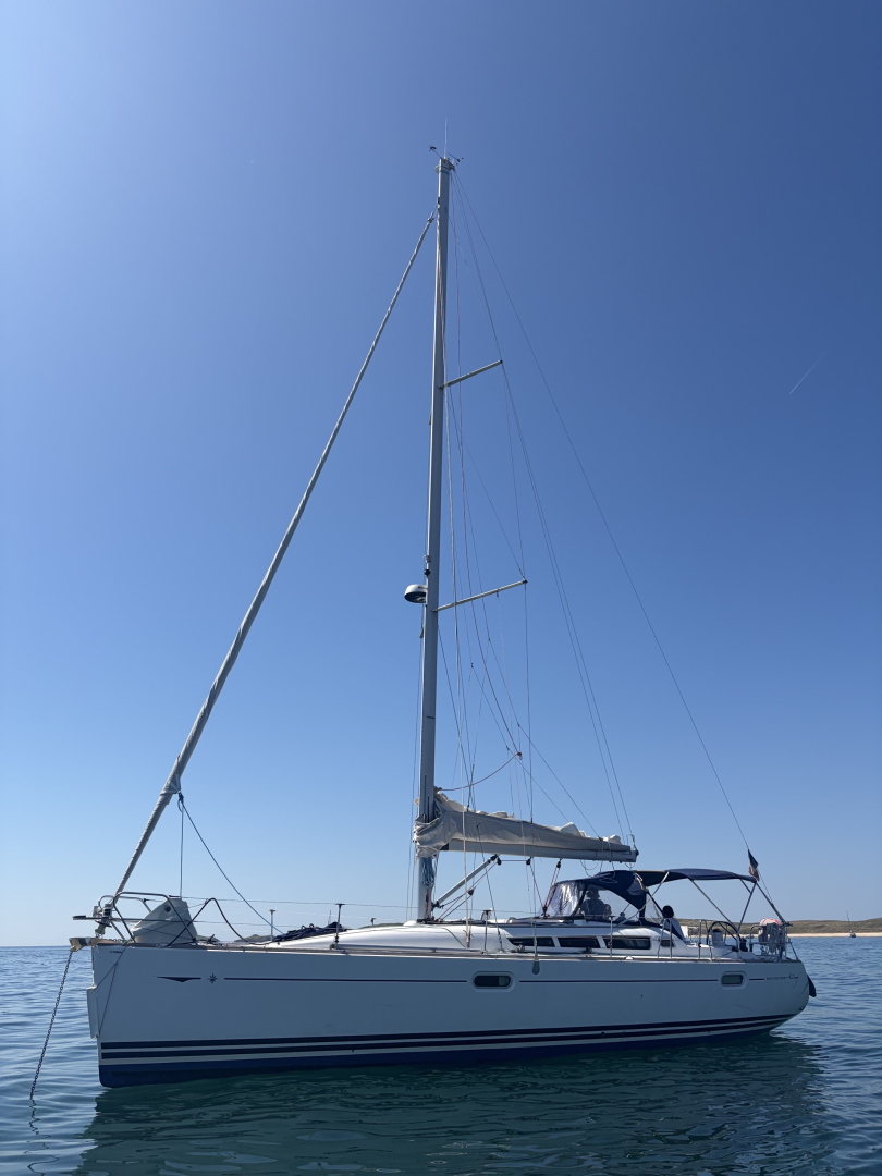 Hire Sailboat Jeanneau with a boat licence