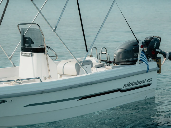 Hire Motorboat Nikita with a boat licence