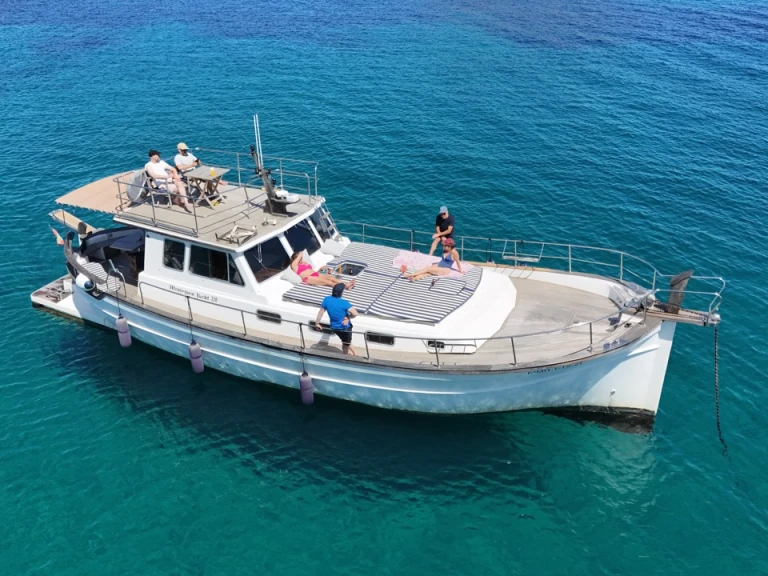 Hire Motorboat Menorquin-Yachts with a boat licence