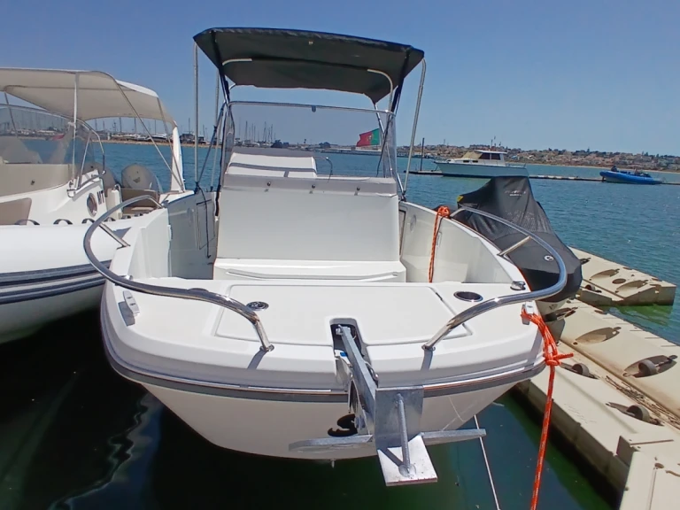 Hire Motorboat Bénéteau with a boat licence