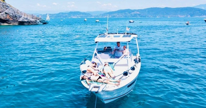 Hire Motorboat Jeanneau with a boat licence