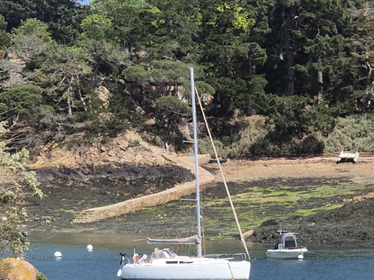 Sailboat hire in Saint-Quay-Portrieux - Jeanneau Sun Odyssey 33i