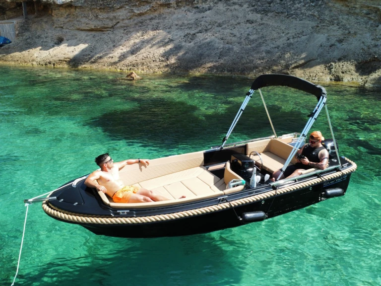 Hire Motorboat Silent Yachts with a boat licence