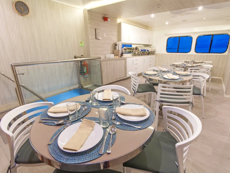 Hire a  Motoryacht - Solaris Puerto Baquerizo Moreno