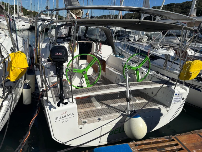 Yacht hire Pula cheap E4