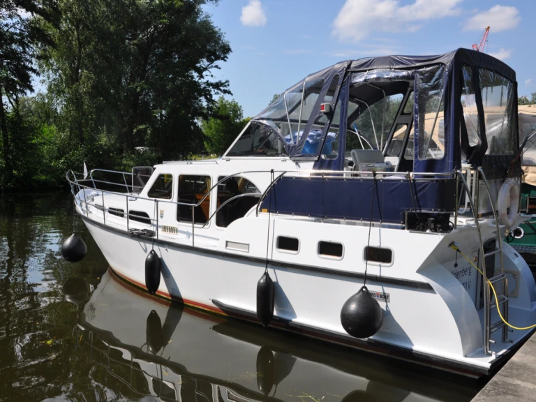 Hire Canal boat Pedro with a boat licence
