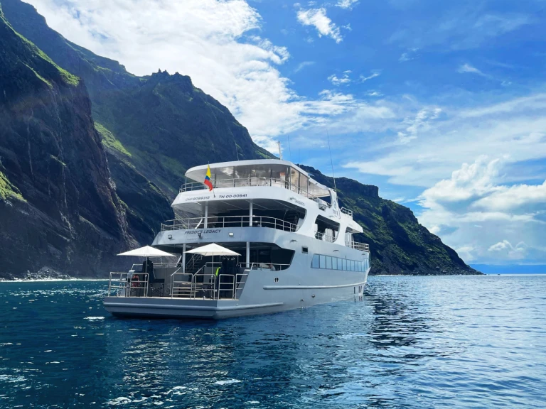 Luxury Yacht to hire Baltra Island at the best price