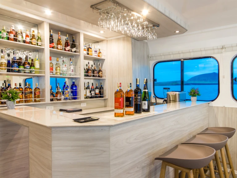 Hire Luxury Yacht  with a boat licence