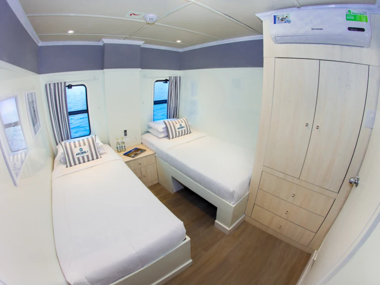 Hire Catamaran  with a boat licence
