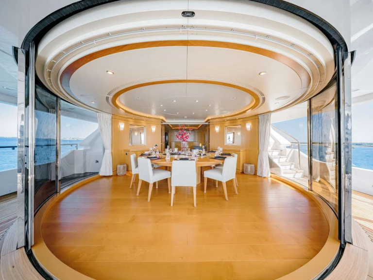 Hire Luxury Yacht Benetti with a boat licence