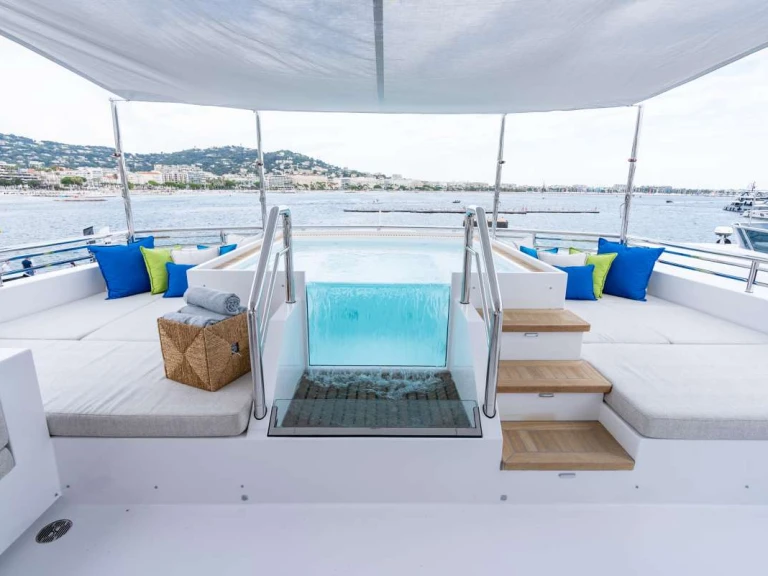 Hire Luxury Yacht Hargrave with a boat licence
