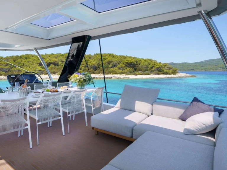 Hire Luxury Yacht Lagoon with a boat licence