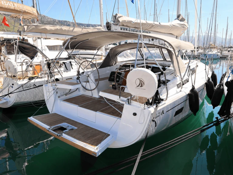 Charter a Hanse Hanse 388 in Komolac on Samboat