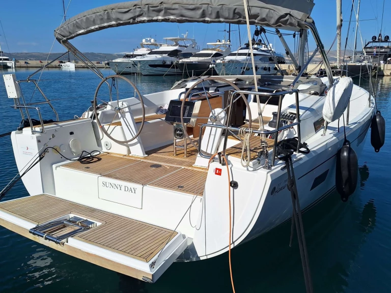 Sailboat to hire Kaštela at the best price