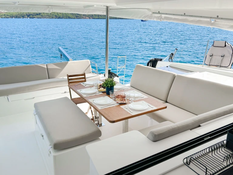 Hire Catamaran Fountaine Pajot with a boat licence