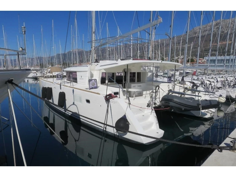 Hire Catamaran Lagoon with a boat licence