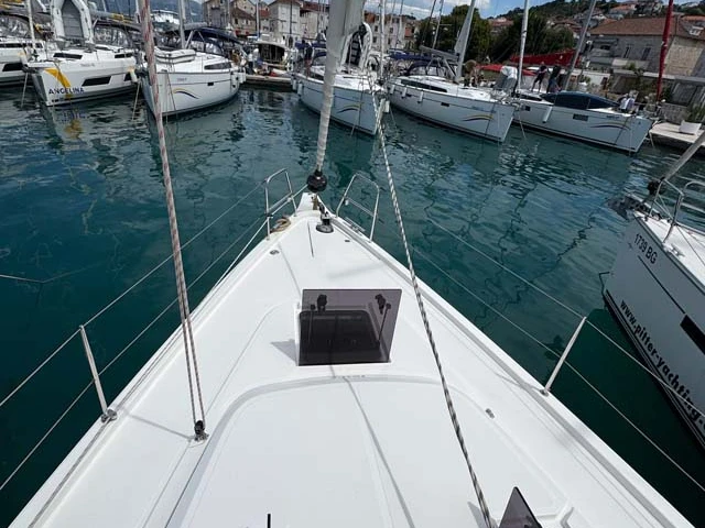 Charter a Bavaria Bavaria C42 in Trogir on Samboat