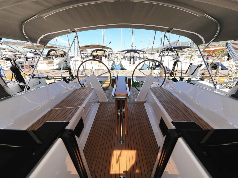 Sailboat hire in Komolac - Hanse Hanse 388