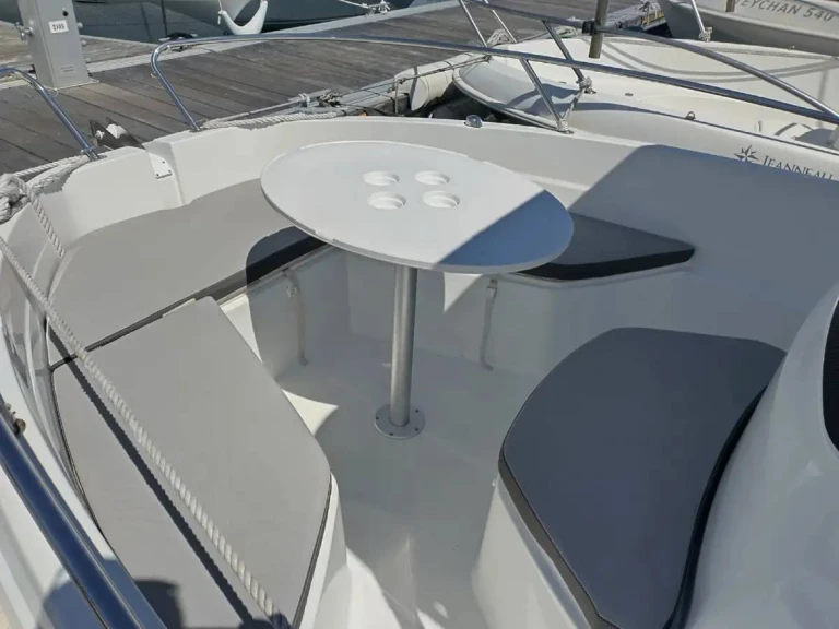 Hire Motorboat Jeanneau with a boat licence