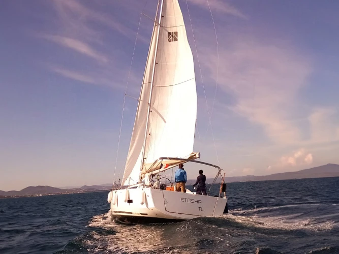 Yacht hire Hyères cheap Dufour 430