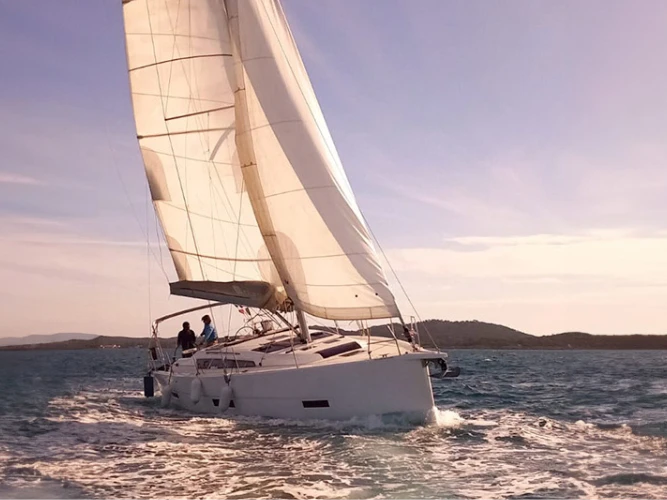 Charter a Dufour Dufour 430 in Hyères on Samboat
